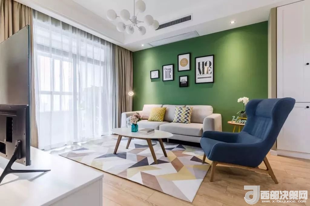 沙發(fā)背景墻選對裝飾畫，才能美了整個客廳空間！