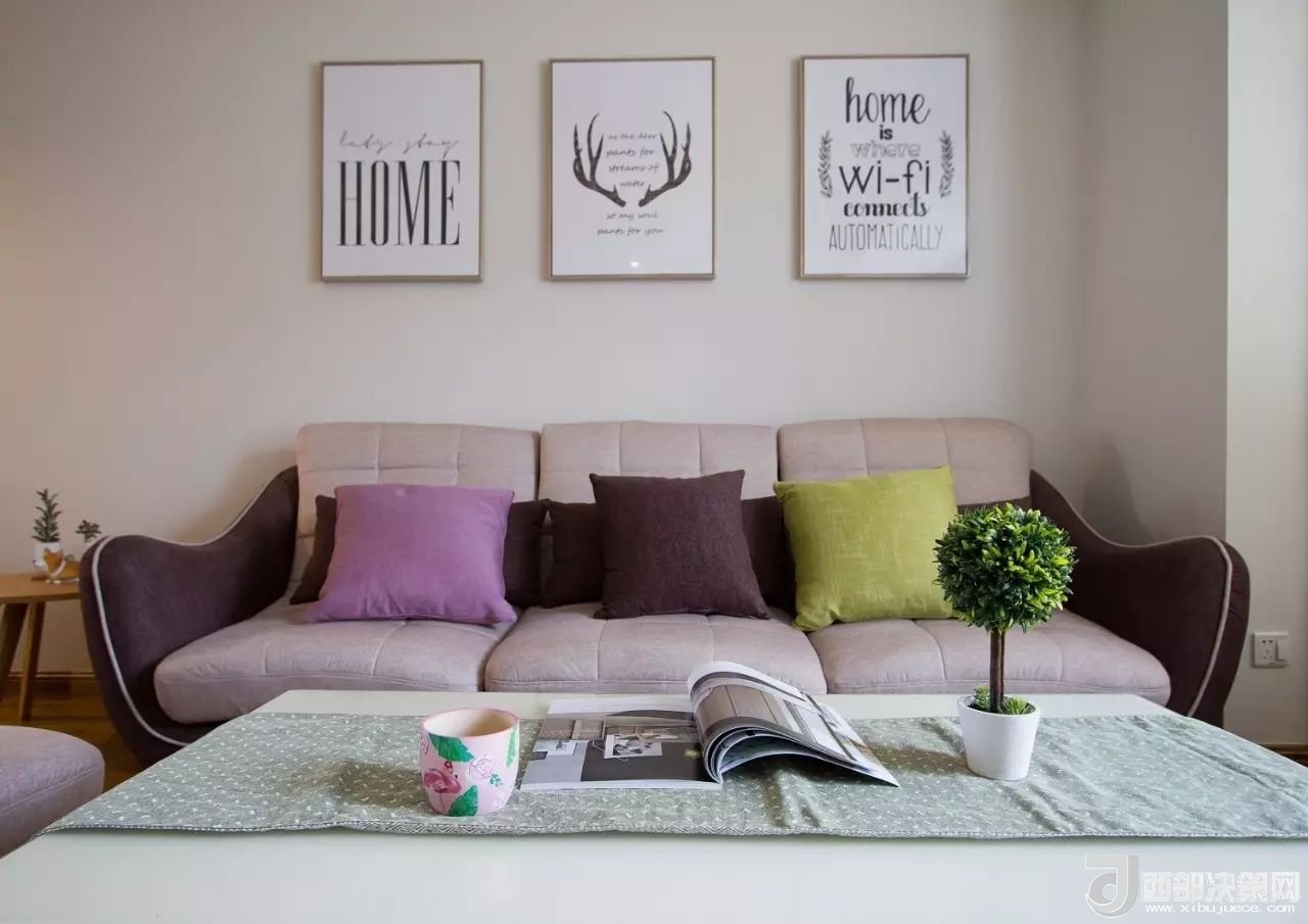 沙發(fā)背景墻選對裝飾畫，才能美了整個客廳空間！