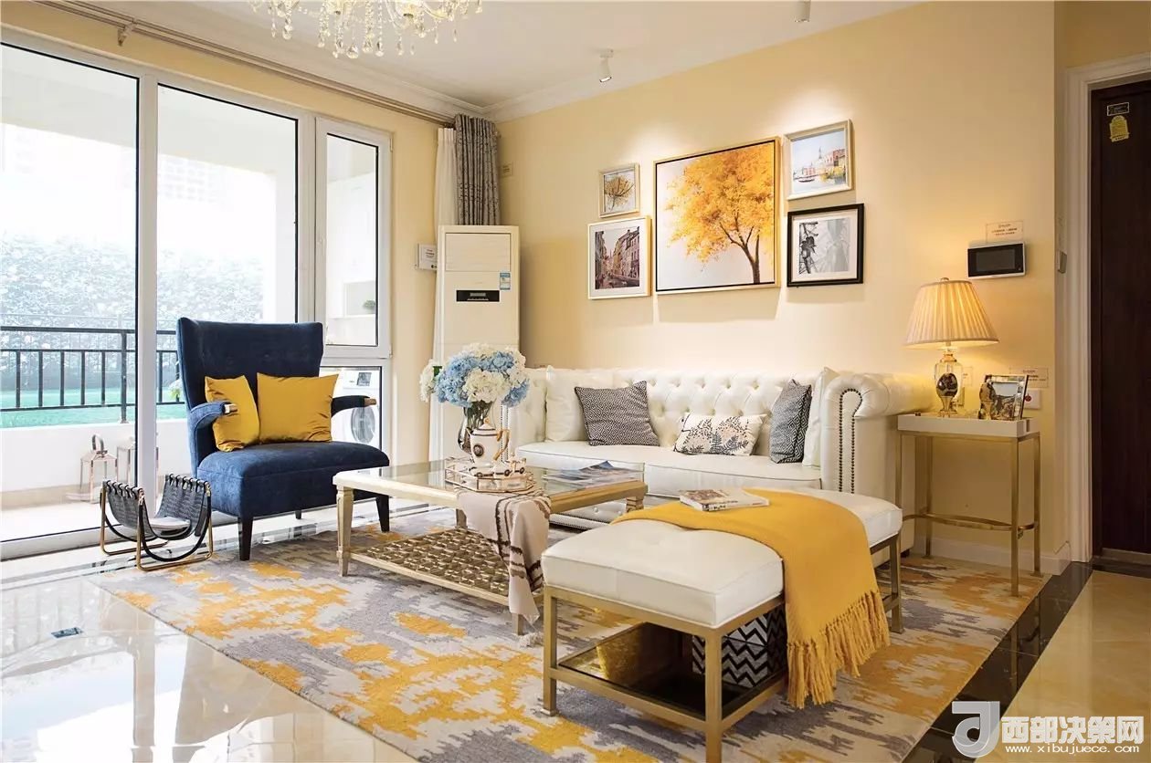 沙發(fā)背景墻選對裝飾畫，才能美了整個客廳空間！