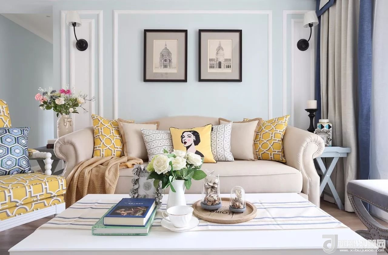 沙發(fā)背景墻選對裝飾畫，才能美了整個客廳空間！