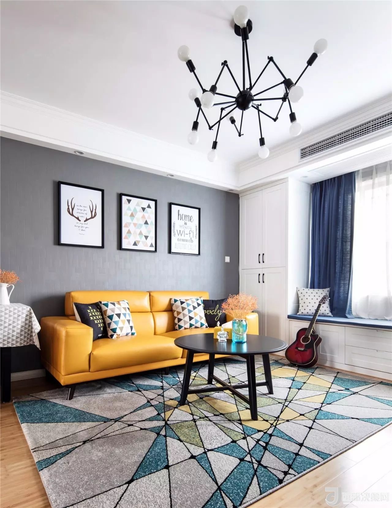 沙發(fā)背景墻選對裝飾畫，才能美了整個客廳空間！