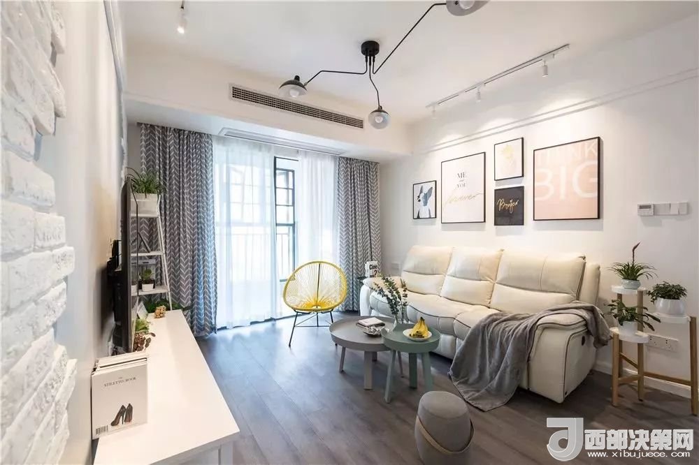 沙發(fā)背景墻選對裝飾畫，才能美了整個客廳空間！