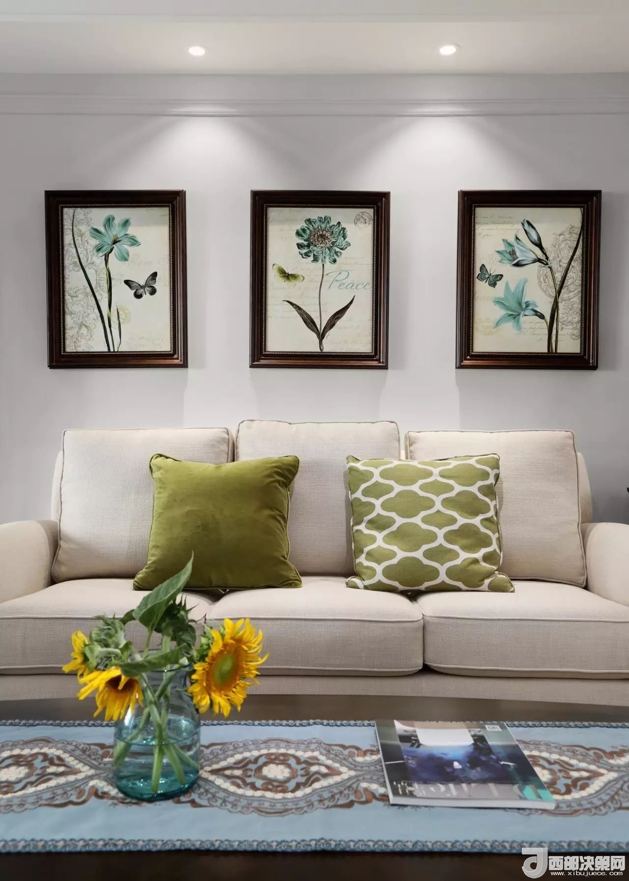 沙發(fā)背景墻選對裝飾畫，才能美了整個客廳空間！