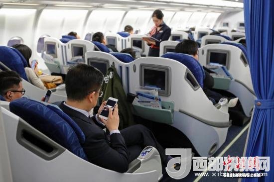 在東航MU5137航班上，旅客全程在飛行模式下可以使用手機。殷立勤 攝