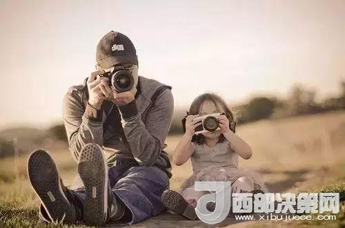 “曾子殺豬”故事在前，最近又有《父母說好考了90分就去看海，被爽約后女孩離家出走》新聞在后。父母如果自己的行為“打臉”了，又怎么能在孩子面前掌握教育的主動(dòng)權(quán)。