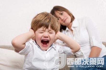 這時(shí)孩子可能會(huì)一直哭，甚至觀察父母的反應(yīng)。父母這時(shí)候可以讓他哭，哭累了自然就會(huì)停下，要讓孩子明白“鬧起來沒道理我不會(huì)心疼你”。