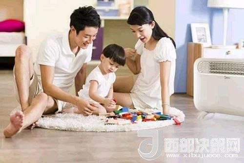 兒童時(shí)期，孩子好奇心強(qiáng)，喜歡“打破砂鍋問到底”、“探究性拆東西”、“自言自語做游戲”。這些聽似好笑，看似頑皮的言行舉止，恰恰就是孩子創(chuàng)造火花的閃現(xiàn)。心理學(xué)家鄧斯克認(rèn)為，小孩子在游戲中的“假裝”會(huì)大大促進(jìn)他們的發(fā)散思維。