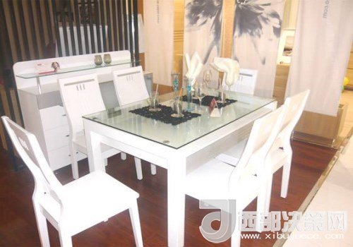 喜歡白色餐桌 但椅子該如何搭配？