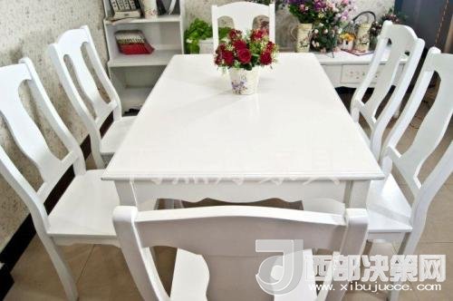 喜歡白色餐桌 但椅子該如何搭配？