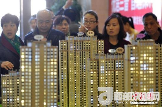 資料圖：民眾選購商品房。 <a target='_blank' >中新社</a>記者 韋亮 攝