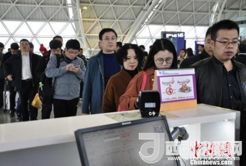 圖為旅客等待進(jìn)入客艙?！慰∶?攝