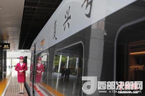 資料圖：4月10日，列車員在“復(fù)興號”列車旁迎接旅客的到來。 <a target='_blank'  data-cke-saved- >中新社</a>記者 殷立勤 攝