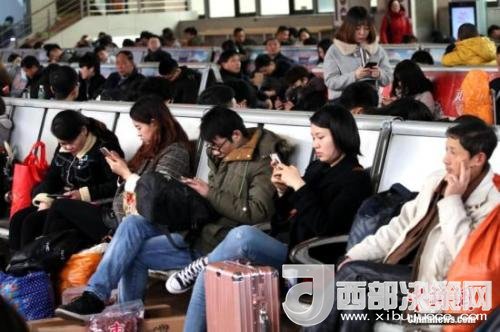 資料圖：移動互聯(lián)網(wǎng)時代，旅客都拿著手機打發(fā)時間。<a target='_blank' >中新社</a>記者 王中舉 攝