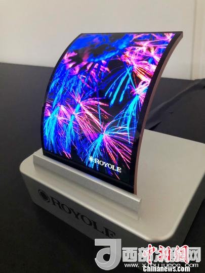 柔宇科技全柔性顯示屏在固定曲面上的應(yīng)用?！∪嵊羁萍脊﹫D 攝