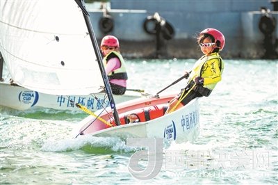 青島市北區(qū)立新小學(xué)學(xué)生參加2017年中國(guó)杯青少年帆船OP項(xiàng)目比賽。孫軍/攝