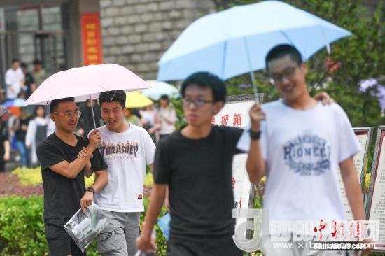 資料圖：6月8日，山西太原，考生打傘走出考場。當日，全國部分地區(qū)2018年高考結束。 <a target='_blank'  data-cke-saved- >中新社</a>記者 武俊杰 攝