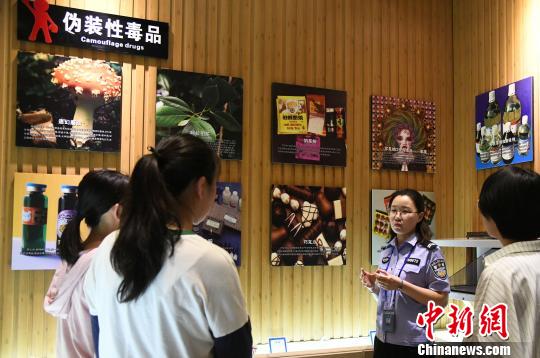 山西省司法行政戒毒系統(tǒng)積極面向社會(huì)開展禁毒警示教育。　　　王建軍 攝