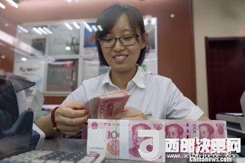 7月5日，山西太原一銀行工作人員正在清點(diǎn)貨幣。人民幣對(duì)美元匯率中間價(jià)在經(jīng)歷了過(guò)去11個(gè)交易中的10次下調(diào)后終于迎來(lái)大漲。5日，中國(guó)外匯交易中心公布人民幣對(duì)美元匯率中間價(jià)報(bào)6.6180，較前一交易日大幅上調(diào)415個(gè)基點(diǎn)，創(chuàng)下自2017年10月11日以來(lái)的最大升幅。<a target='_blank' >中新社</a>記者 張?jiān)?攝