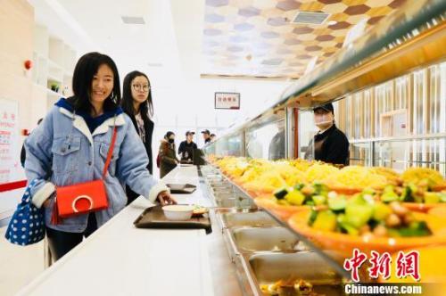 　資料圖：消費者在餐廳就餐?！惴?攝