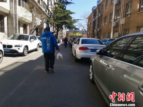 圖為餓了么配送員正在送餐。 謝藝觀 攝