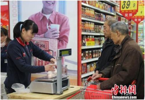 資料圖：在保定市北市區(qū)一家大型超市內(nèi)，促銷員正在為購買雞蛋的市民稱量、打包。李芳華 攝