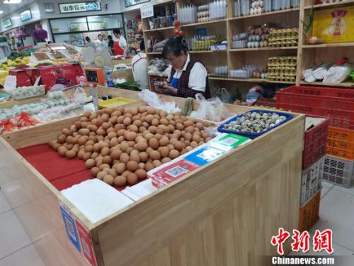 圖為菜市場里賣的雞蛋。 謝藝觀 攝