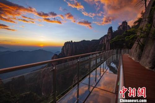  資料圖：霞光映照在三清山棧道玻璃上?！溆榔?攝