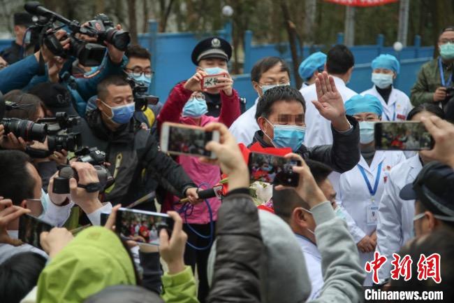 圖為貴州省最后一名新冠肺炎確診患者從貴州省將軍山醫(yī)院出院，患者與眾人揮手告別?！■暮陚?攝
