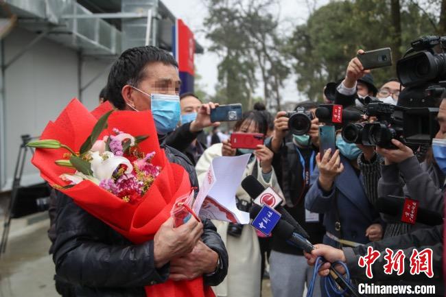 圖為貴州省最后一名新冠肺炎確診患者從貴州省將軍山醫(yī)院出院，患者接受媒體采訪?！■暮陚?攝
