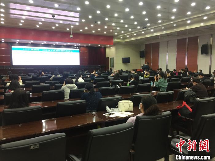 山西選派554名疫情防控指導(dǎo)員駐校指導(dǎo)高三年級開學(xué)疫情防控?！「呷鸱?攝