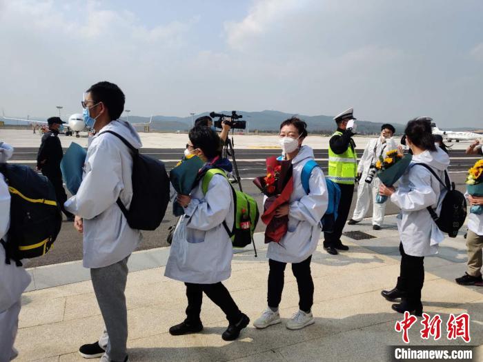 圖為交警向醫(yī)療隊敬禮?！№n帥南 攝