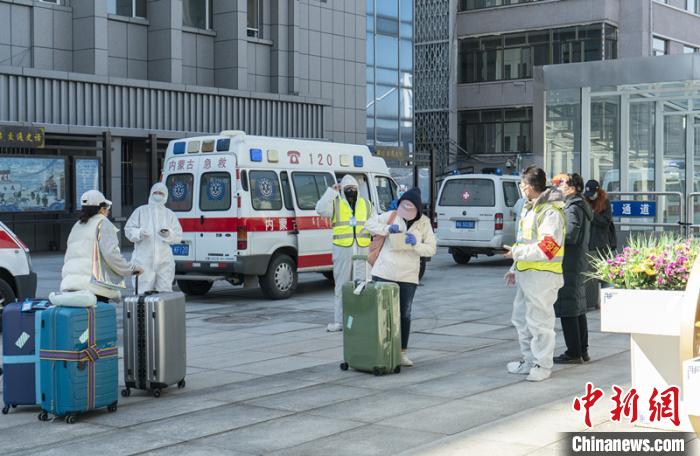 圖為呼和浩特車站“外防輸入”?！∠牧?攝