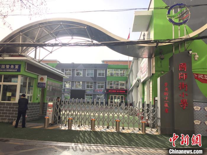 校門口設(shè)置臨時等候區(qū)，區(qū)域四周5米為禁行區(qū)。　高瑞峰 攝