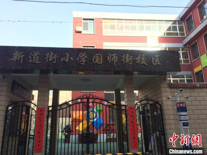返校學(xué)生要到指定校門口報到，入校時需佩戴口罩，并進行身份核驗、實名登記、體溫檢測?！「呷鸱?攝