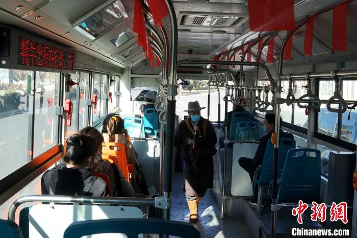 拉薩市民生活如常，圖為民眾戴口罩乘坐公交車?！〗w波 攝