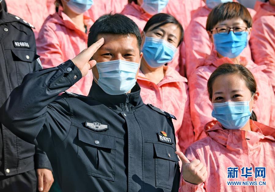 （習(xí)近平致敬的戰(zhàn)“疫”英雄·公安干警篇·圖文互動）（1）他們，抗疫一線鑄警魂