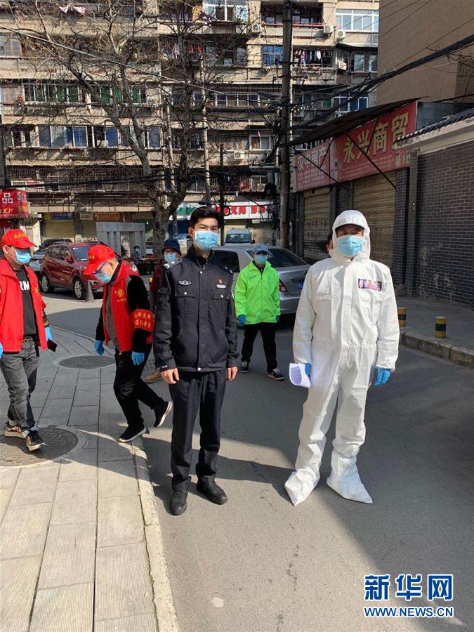 （習(xí)近平致敬的戰(zhàn)“疫”英雄·公安干警篇·圖文互動）（6）他們，抗疫一線鑄警魂