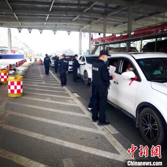 圖為云南一邊境檢查站防控疫情同時嚴防境外毒品滲透。　云南省公安廳供圖 攝