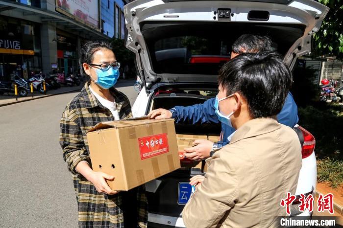 圖為昆明支援湖北醫(yī)護(hù)人員家庭收到“暖心蔬菜”。云南省委統(tǒng)戰(zhàn)部供圖