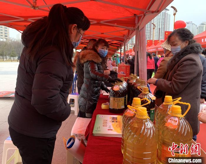 圖為市民們正在采購(gòu)商品。　孫睿 攝