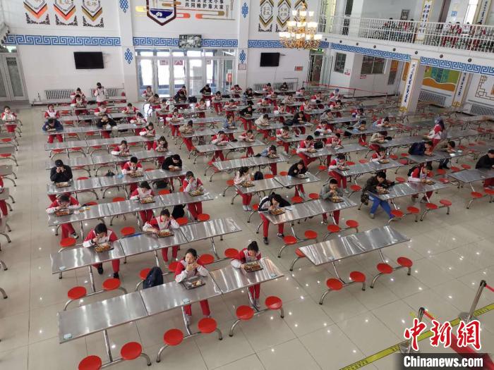 圖為學(xué)生們在食堂就餐?！鯆I娜 攝