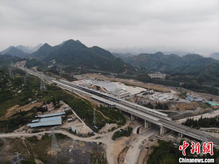 貴州省首條城際高速鐵路——安六鐵路開始聯(lián)調(diào)聯(lián)試。中國鐵路成都局集團公司供圖