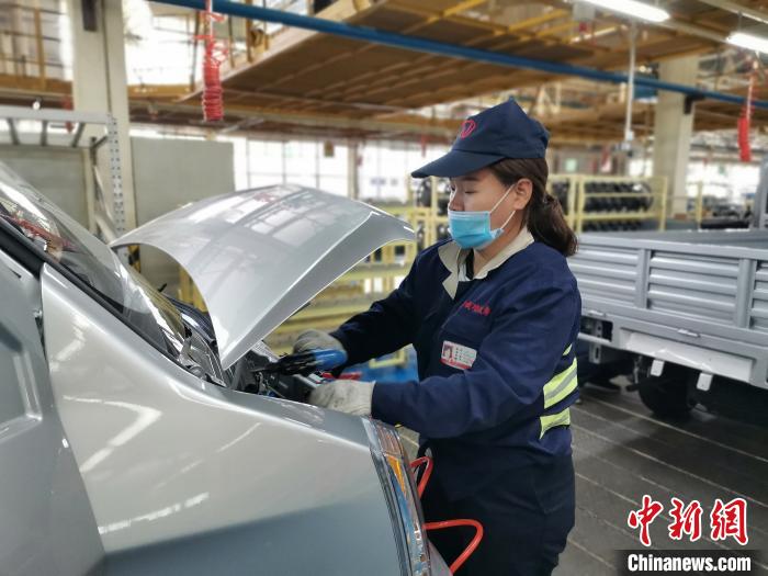在滿(mǎn)足國(guó)外市場(chǎng)供應(yīng)的同時(shí)，成功汽車(chē)也緊盯國(guó)內(nèi)市場(chǎng)，拓渠道保銷(xiāo)量。　高飛 攝