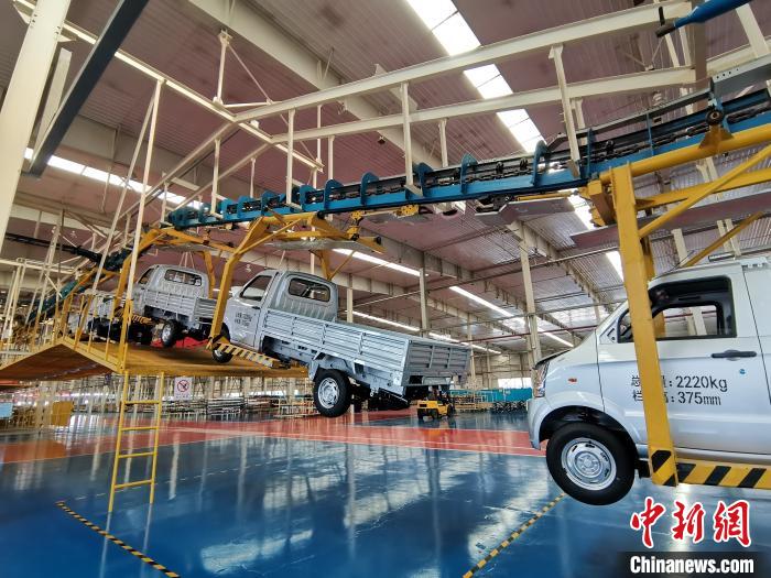 成功汽車(chē)是山西省重點(diǎn)轉(zhuǎn)型項(xiàng)目，擁有國(guó)內(nèi)先進(jìn)的零部件、發(fā)動(dòng)機(jī)整機(jī)自動(dòng)裝配和發(fā)動(dòng)機(jī)生產(chǎn)線、實(shí)驗(yàn)線，還有國(guó)際一流的工業(yè)機(jī)器人?！「唢w 攝