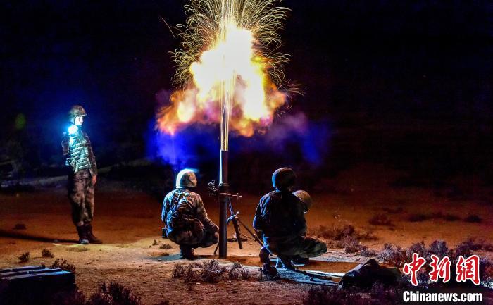 演練中偵察兵在夜間利用迫擊炮摧毀敵輕型裝甲?！」鶘|東 攝