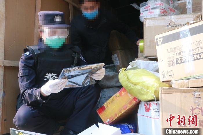 圖為勐康邊檢站民警在對(duì)快遞運(yùn)輸車(chē)輛進(jìn)行例行檢查?！钐?攝