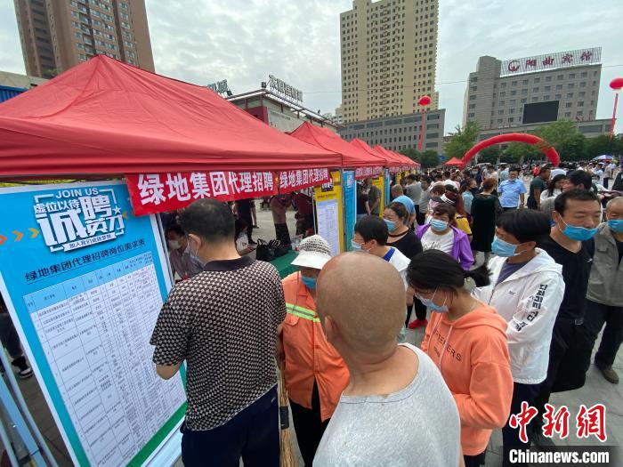 一些知名企業(yè)展臺(tái)前，投遞簡(jiǎn)歷、咨詢就業(yè)的人絡(luò)繹不絕?！∏愊?攝