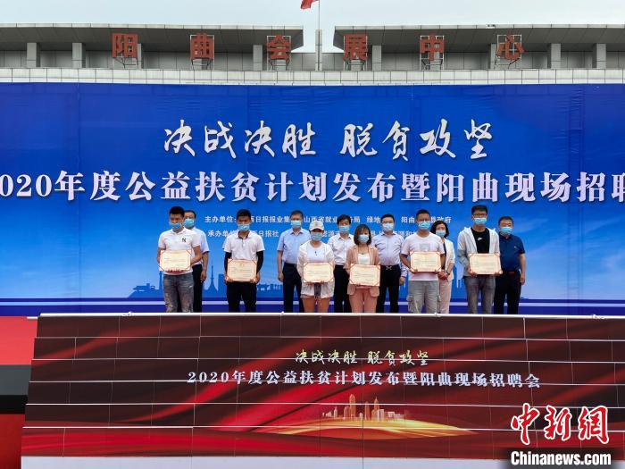 在現(xiàn)場(chǎng)，綠地集團(tuán)與困難就業(yè)群體就業(yè)代表簽署勞務(wù)合同，并為首批6名就業(yè)代表頒發(fā)上崗證書?！∏愊?攝