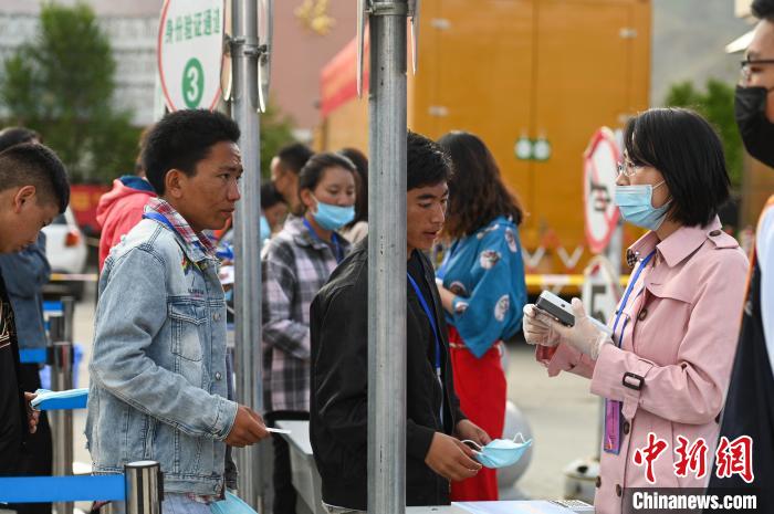 7月7日，考生在拉薩三高考點外進行身份證件核驗。　何蓬磊 攝