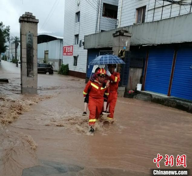 圖為消防救援人員營(yíng)救被困民眾?！≈貞c萬(wàn)州區(qū)委宣傳部供圖 攝
